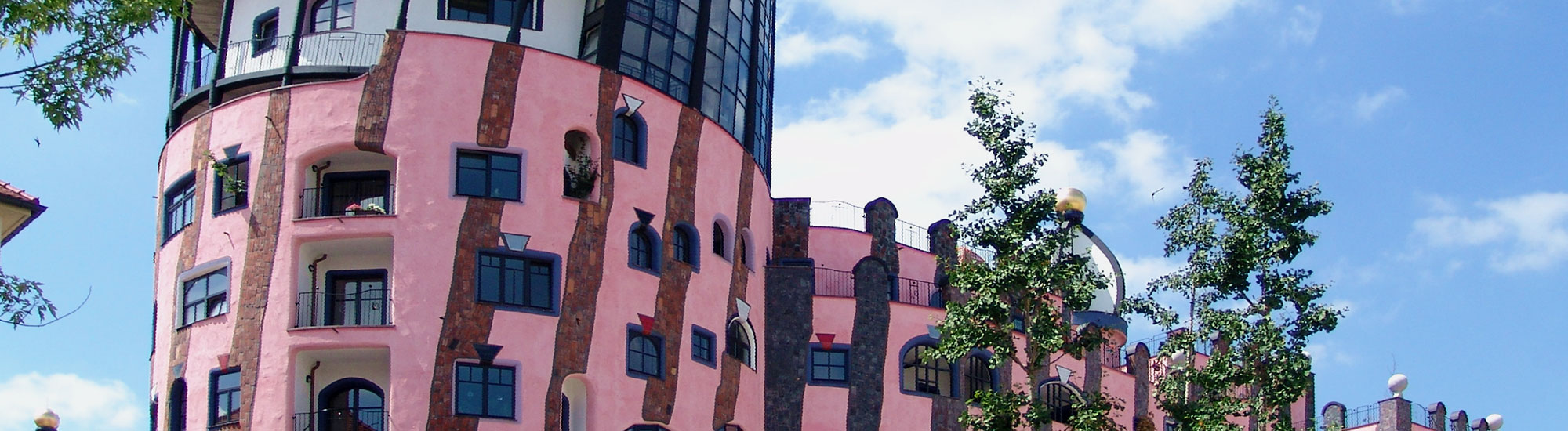 Rosa Fassade und goldene Turmkugeln der Grünen Zitadelle von Magdeburg