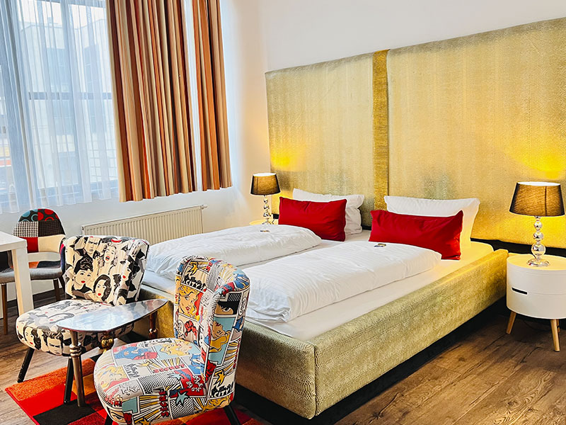 Individuell gestaltetes Doppelzimmer im artHOTEL